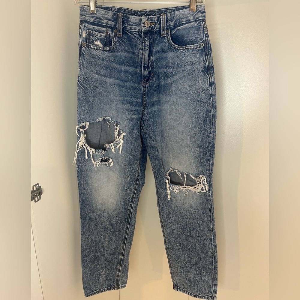 SIZE 4 ACID WASTED STRAIGHT AMERICAN EAGLE JEANS